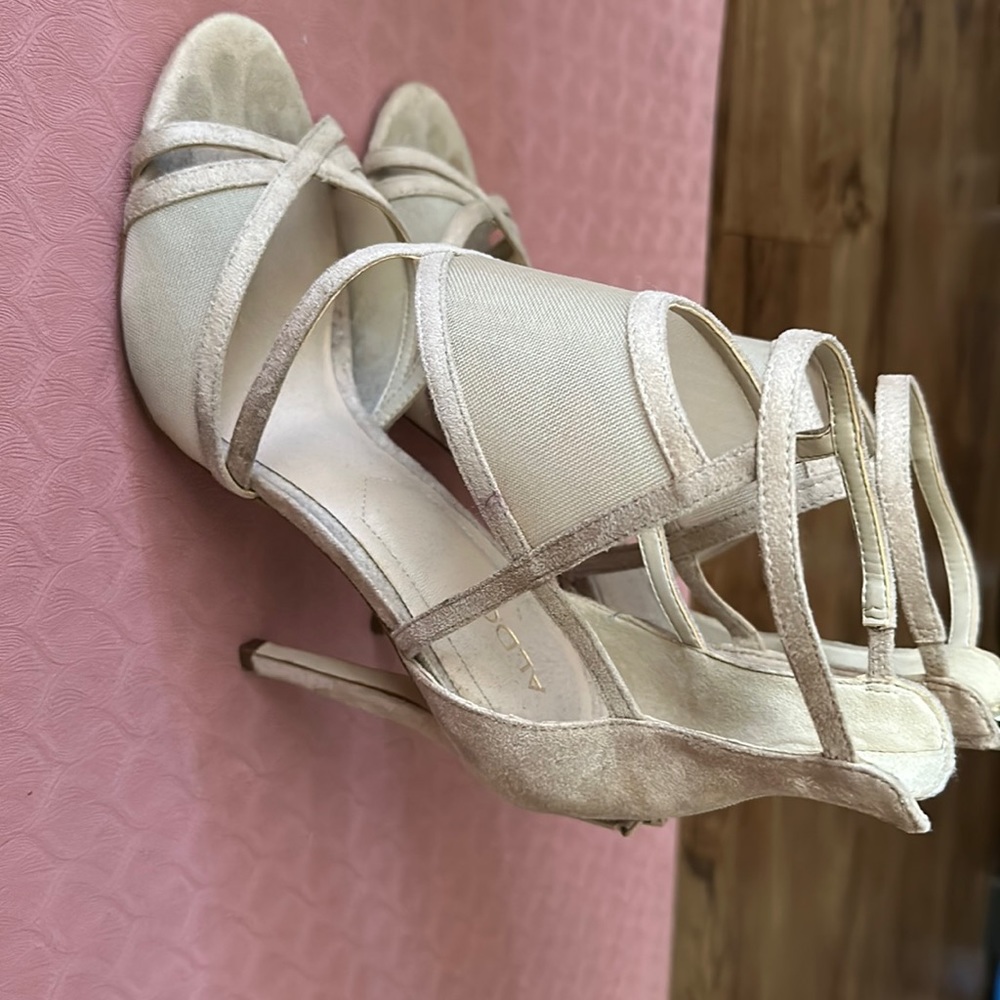 Heeled shoes that can be dressed up or down